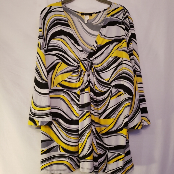 🤩Linda Leal Stretch Plus Size Top🤩 - Picture 1 of 4